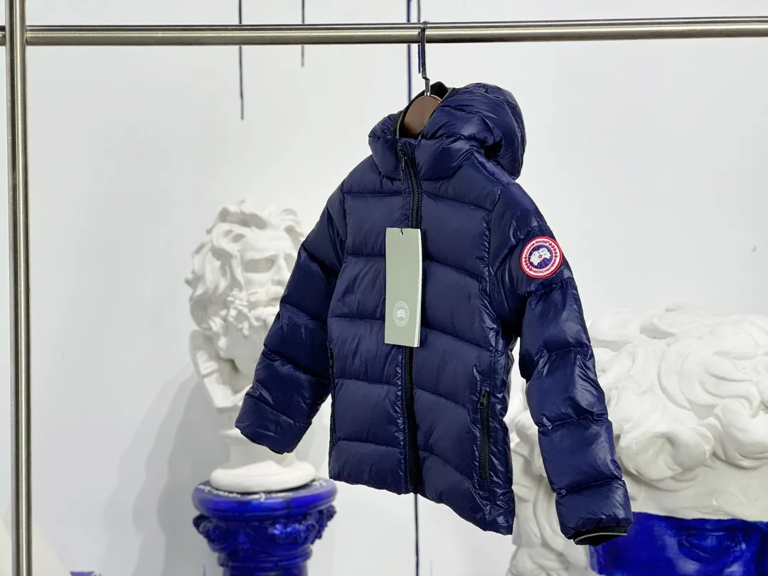 P640 CANADA GOOSE Canada Goose Crofton Children's Down Hoodie Big Goose Down Jacket 5460K Product Features ·This style uses thin channel-filled structural filling: 750-fill duck down, with lightweight fabrics and trims, lightweight and warm, allowing you to move freely ·Decorated with iconic double-stripe reflective details on the back ·Adjustable down hood sewn with reflective trim to enhance warmth and better protect against bad weather ·A weatherproof placket is designed under the two-way zipper to prevent wind and keep warm. The zipper opens from the bottom for increased range of motion and improved breathability. Power Stretch® reflective cuffs are stylish and lightweight, adding wind protection and warmth and making you more visible in low-light environments. Goose I.D. heritage label on the inside. 2 exterior pockets: Hand pockets with zipper closure and tricot fabric at the joints for softness and warmth.